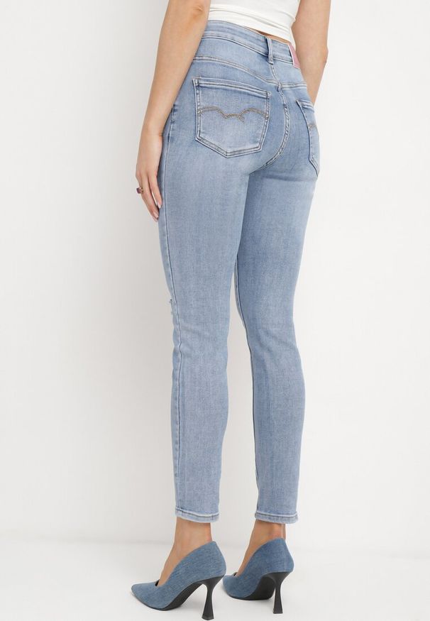 Born2be - Jasnoniebieskie Jeansy Skinny z Bawełny Ozdobione Przetarciami i Dziurami Astoreta. Kolor: niebieski. Wzór: aplikacja