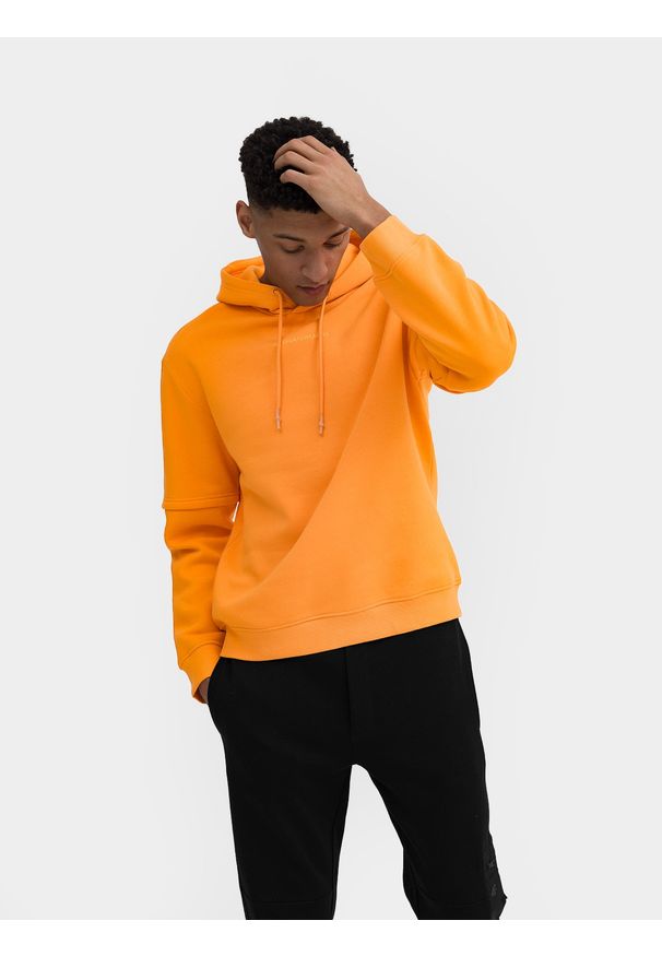 4f - Bluza dresowa nierozpinana z kapturem męska. Okazja: na co dzień. Typ kołnierza: kaptur. Kolor: pomarańczowy. Materiał: dresówka. Styl: klasyczny, casual