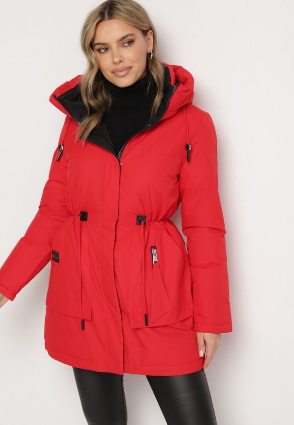 Born2be - Czerwona Kurtka Parka z Kapturem Ściągana w Pasie Semielin. Okazja: na spacer, na co dzień. Typ kołnierza: kaptur. Kolor: czerwony. Styl: elegancki, casual