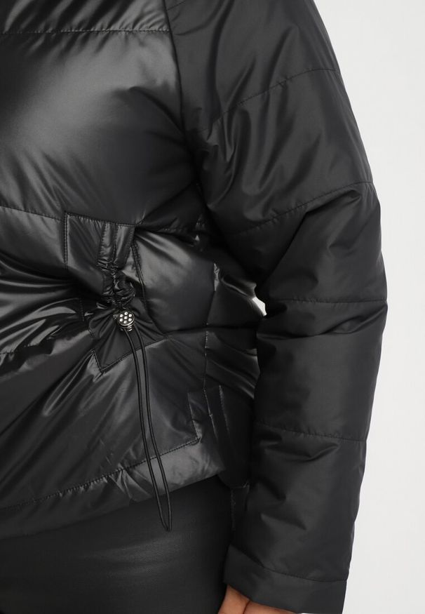 Born2be - Czarna Pikowana Kurtka o Pudełkowym Kroju z Szerokim Kołnierzem Evindas. Okazja: na spotkanie biznesowe, do pracy. Kolor: czarny. Materiał: jeans, materiał. Styl: elegancki, klasyczny, biznesowy