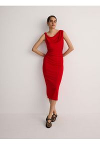 Reserved - Sukienka z drapowaniem - czerwony. Kolor: czerwony. Materiał: włókno, jersey, wiskoza