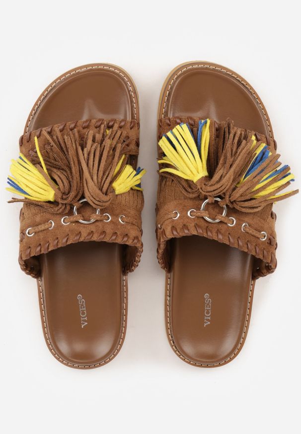 Renee - Brązowe Klapki VICES na Płaskiej Podeszwie w Stylu Boho z Frędzlami Averathla. Okazja: na co dzień. Kolor: brązowy. Materiał: denim, len. Wzór: aplikacja. Sezon: lato. Obcas: na płaskiej podeszwie. Styl: boho