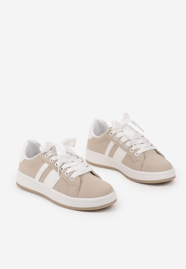 Renee - Beżowe Płaskie Sneakersy z Paskiem Quinesi. Okazja: na co dzień. Zapięcie: pasek. Kolor: beżowy. Materiał: dresówka
