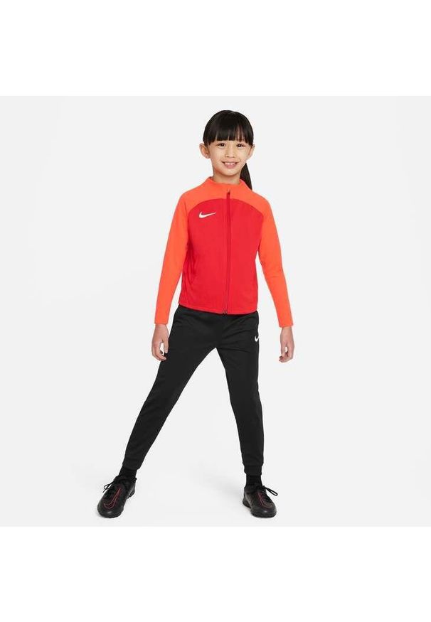 Dres treningowy chłopięcy Nike Academy. Kolor: czerwony, biały, wielokolorowy, czarny. Materiał: dresówka. Sport: piłka nożna