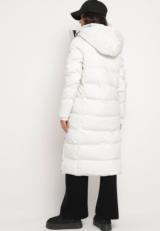 Born2be - Biała Długa Kurtka z Kapturem Ściągaczami i Dołem Zapinanym na Napy Sialinnor. Okazja: na co dzień. Typ kołnierza: kaptur. Kolor: biały. Materiał: futro, polar, jeans. Długość: długie. Styl: casual