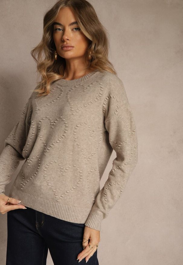 Renee - Beżowy Sweter z Tłoczonymi Sercami Unareia. Okazja: na co dzień. Kolor: beżowy. Materiał: jeans. Sezon: jesień. Styl: casual