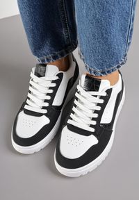 Renee - Biało-Czarne Sneakersy Ozdobione Perforacją i Geometrycznym Motywem Idariele. Okazja: na co dzień. Kolor: biały. Wzór: aplikacja, geometria