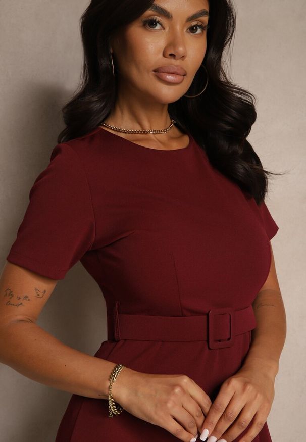 Renee - Bordowa Sukienka o Rozkloszowanym Kroju z Ozdobnym Paskiem Desiliena. Okazja: na co dzień. Kolor: czerwony. Materiał: denim. Styl: elegancki, casual