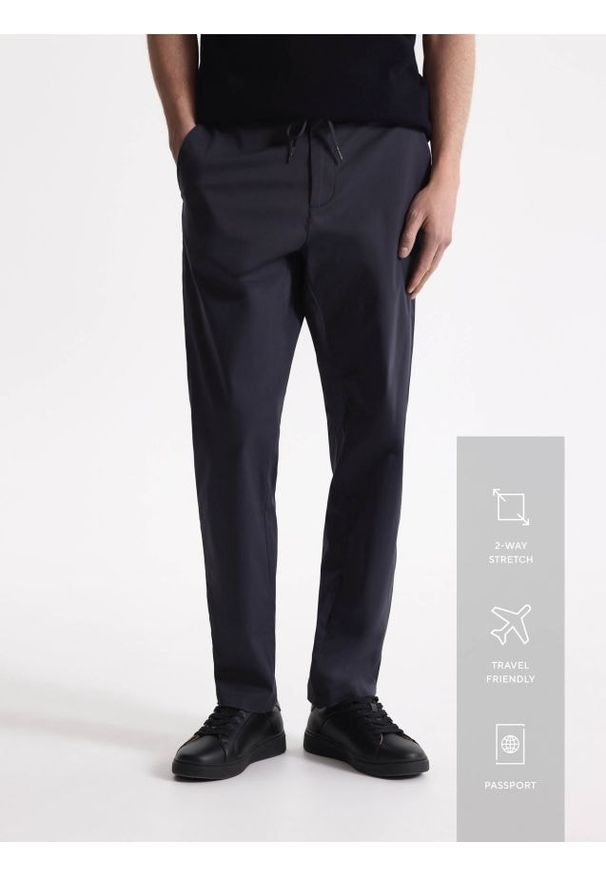 Reserved - Spodnie joggery - granatowy. Kolor: niebieski. Materiał: tkanina, bawełna
