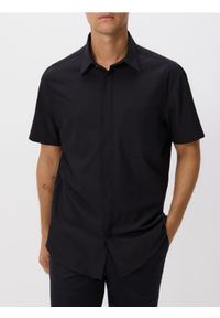 Reserved - Koszula regular z krótkim rękawem - czarny. Kolor: czarny. Materiał: tkanina. Długość rękawa: krótki rękaw. Długość: krótkie #1