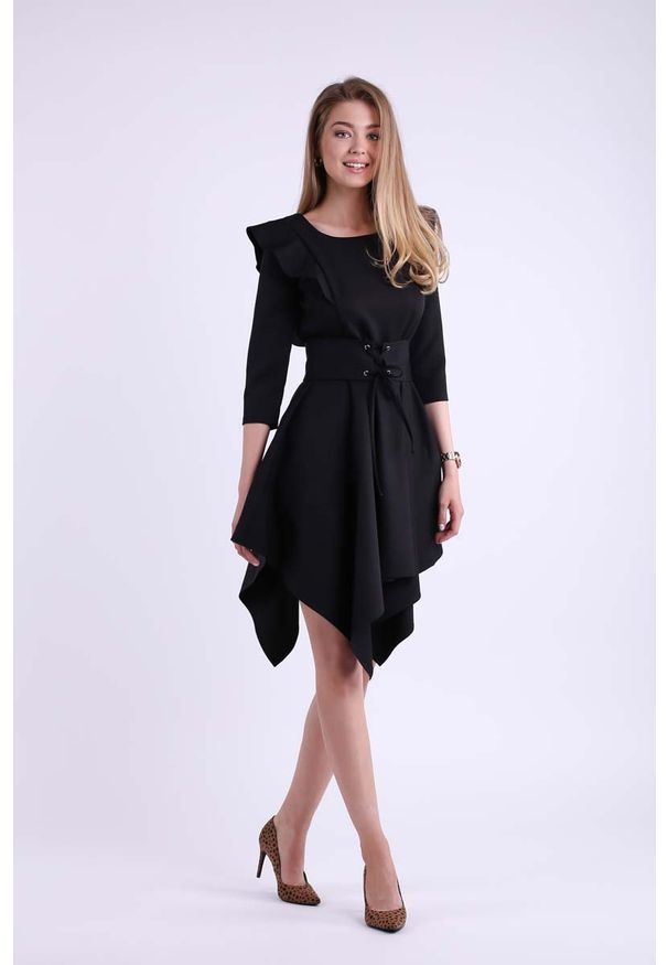 Nommo - Czarna Asymetryczna Sukienka Wizytowa ze Sznurowanym Paskiem. Kolor: czarny. Materiał: poliester, wiskoza. Typ sukienki: asymetryczne. Styl: wizytowy