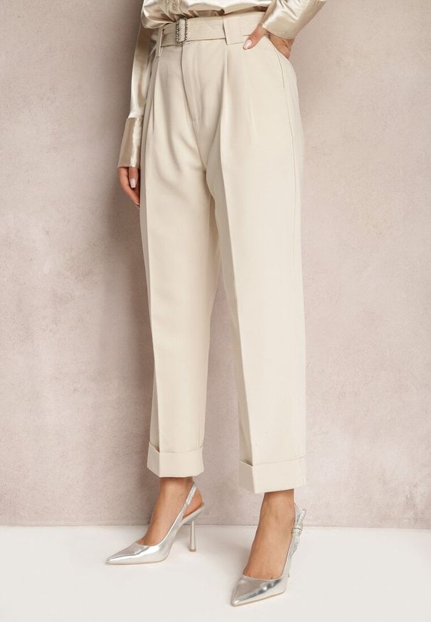 Renee - Beżowe Garniturowe Spodnie High Waist z Paskiem z Klamrą Ficuza. Okazja: na spotkanie biznesowe. Stan: podwyższony. Kolor: beżowy. Styl: elegancki, biznesowy