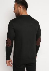 Born2be - Czarny Sweter o Klasycznym Kroju z Wełną i Ozdobnymi Łatami Cevinde. Kolor: czarny. Materiał: wełna. Sezon: jesień, zima. Styl: klasyczny #7