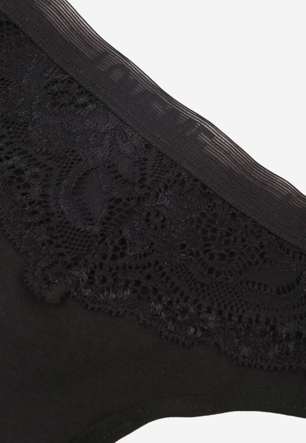 Born2be - Czarne Majtki Stringi z Bawełną Ozdobione Koronką Thelanthe. Kolor: czarny. Materiał: bawełna, koronka. Wzór: aplikacja, koronka