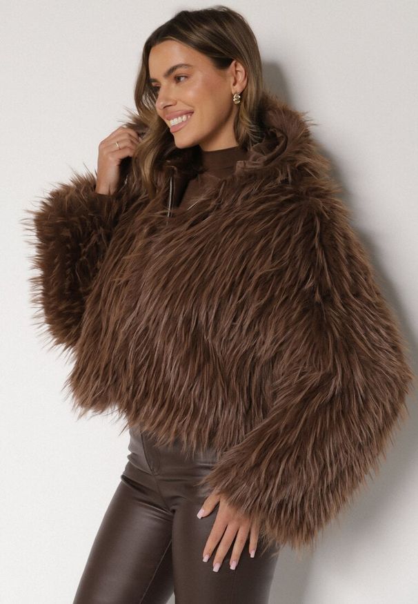 Born2be - Brązowa Kurtka Futerko na Suwak z Kapturem Zetale. Okazja: na spacer. Typ kołnierza: kaptur. Kolor: brązowy. Materiał: futro. Wzór: gładki
