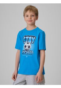 4f - 4F T-shirt regular z nadrukiem chłopięcy - niebieski 152 (11-12 lat). Okazja: na spacer, na co dzień, na uczelnię. Kolor: niebieski. Materiał: dzianina, materiał, dresówka, bawełna, skóra, jeans. Wzór: nadruk. Sezon: lato. Styl: casual, sportowy #1