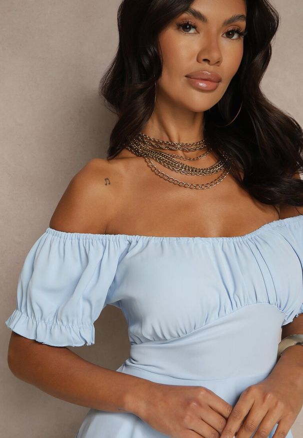 Renee - Jasnoniebieska Sukienka z Bawełną Ozdobiona Falbankami i Bufkami Mavilare. Typ kołnierza: kołnierz z falbankami. Kolor: niebieski. Materiał: bawełna. Wzór: aplikacja. Styl: klasyczny