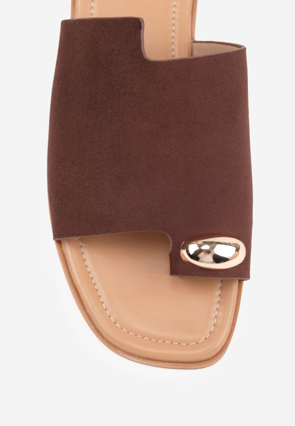 Born2be - Brązowe Klapki VICES na Płaskiej Podeszwie z Paskiem na Palec i Aplikacją Oriphite. Okazja: na co dzień. Kolor: brązowy. Materiał: jeans, len. Wzór: aplikacja. Obcas: na płaskiej podeszwie. Styl: elegancki, wakacyjny, casual