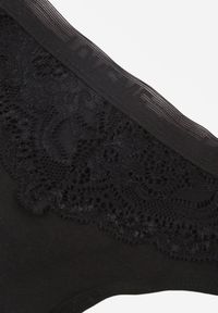 Born2be - Czarne Majtki Stringi z Bawełną Ozdobione Koronką Thelanthe. Kolor: czarny. Materiał: bawełna, koronka. Wzór: aplikacja, koronka #2
