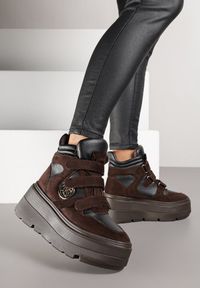 Renee - Brązowe Botki Sneakersy Vices na Platformie w Stylu Y2K Gelira. Okazja: na co dzień. Zapięcie: rzepy. Kolor: brązowy. Materiał: jeans. Wzór: aplikacja. Sezon: lato. Obcas: na platformie. Styl: casual