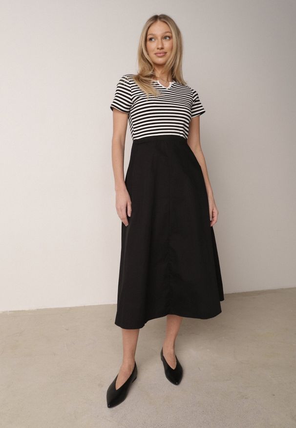 Born2be - Biało-Czarna Rozkloszowana Sukienka z Bawełny Imitująca Bluzkę w Paski i Spódnicę Chathusa. Okazja: na co dzień. Kolor: biały. Materiał: bawełna. Wzór: paski. Sezon: lato. Typ sukienki: rozkloszowane, proste. Styl: casual, klasyczny