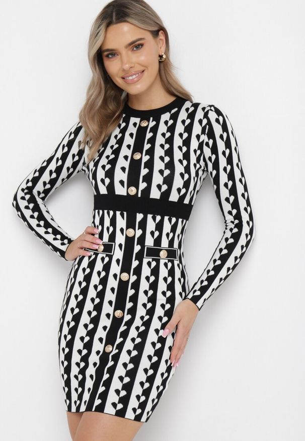 Born2be - Biała Sweterkowa Sukienka Mini w Geometryczny Wzór Carlas. Okazja: na co dzień. Kolor: biały. Materiał: wiskoza, jeans. Wzór: geometria. Typ sukienki: dopasowane. Styl: casual, elegancki. Długość: mini