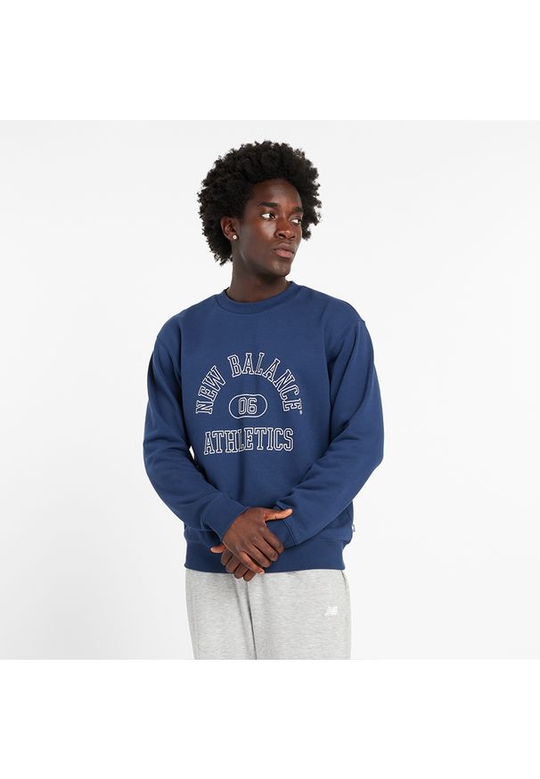 Bluza męska New Balance MT43507NNY – niebieska. Kolor: niebieski. Materiał: bawełna, poliester, tkanina, dresówka. Wzór: napisy