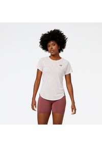 Koszulka damska New Balance WT23281SOI – różowa. Kolor: różowy. Materiał: poliester. Długość rękawa: krótki rękaw. Długość: krótkie. Sezon: lato. Sport: fitness #1