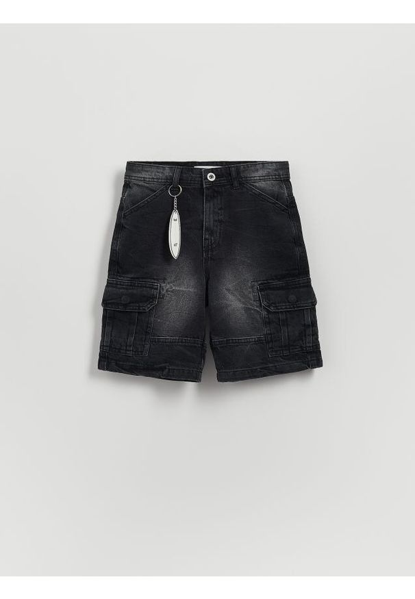 Reserved - Denimowe szorty z brelokiem - czarny. Kolor: czarny. Materiał: tkanina, jeans, bawełna