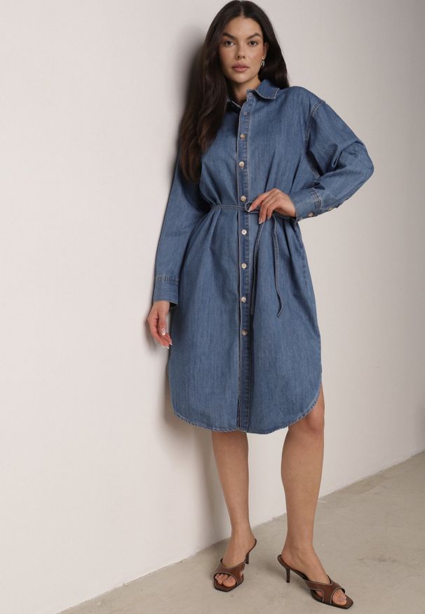 Born2be - Niebieska Koszulowa Sukienka Jeansowa z Bawełną Ozdobiona Paskiem Carenatesa. Okazja: na co dzień. Kolor: niebieski. Materiał: bawełna, jeans. Wzór: aplikacja. Typ sukienki: koszulowe. Styl: klasyczny, casual