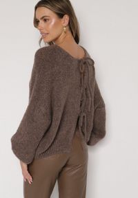 Born2be - Jasnobrązowy Kardigan Oversize z Wełną Zdobiony Kokardkami Eleathalie. Okazja: na co dzień. Typ kołnierza: kokarda. Kolor: brązowy. Materiał: wełna. Wzór: aplikacja. Styl: casual, elegancki #6