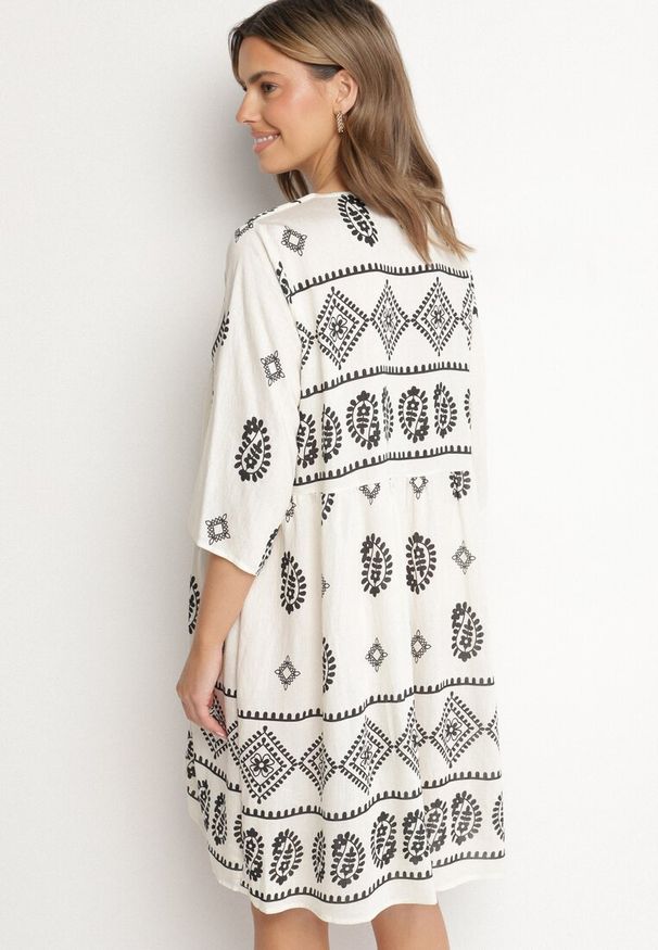 Born2be - Czarno-Biała Wiskozowa Sukienka ze Wzorem Boho Frisana. Okazja: na co dzień. Typ kołnierza: dekolt w kształcie V. Kolor: czarny. Materiał: wiskoza. Styl: boho