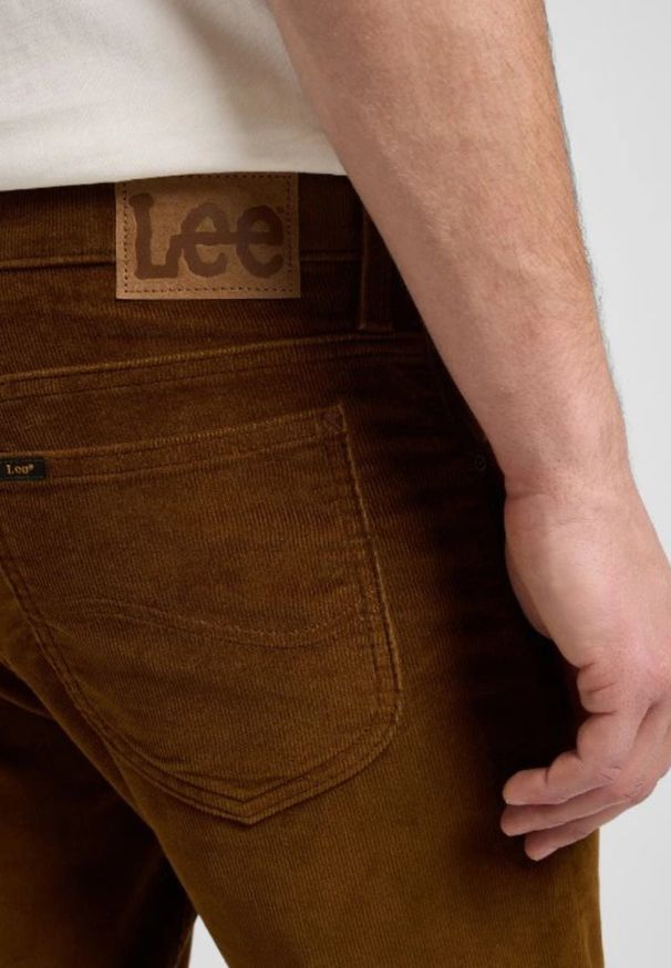 Lee - MESKIE SPODNIE SZTRUKSOWE LEE RIDER QUAIL BROWN 112370640. Materiał: sztruks