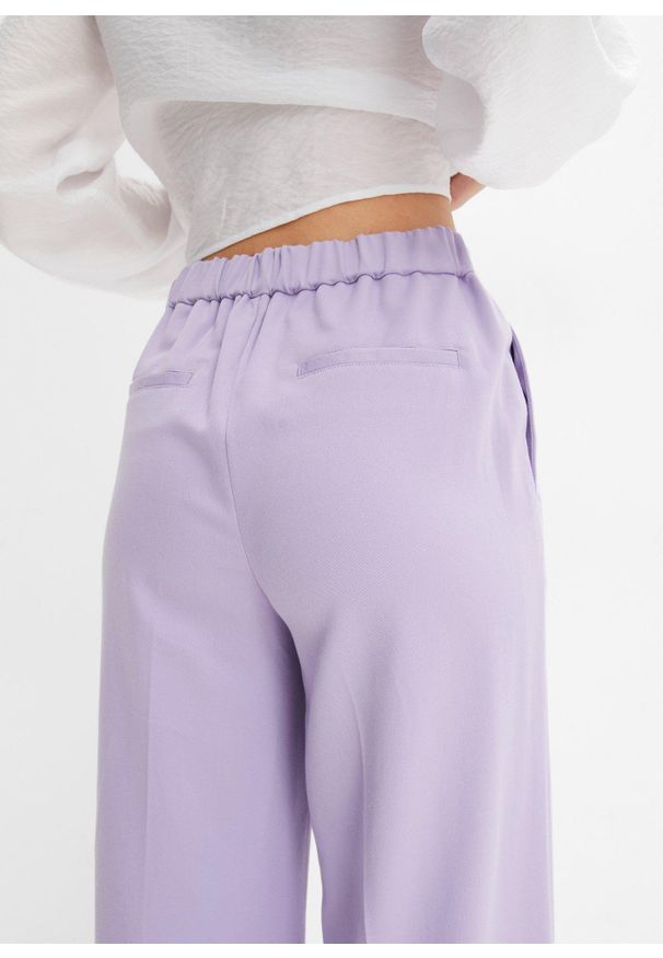 bonprix - Szerokie spodnie z zakładkami. Kolor: fioletowy. Materiał: poliester. Styl: elegancki