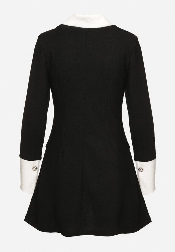 Born2be - Czarna Sukienka z Usztywnioną Linią Ramion z Guzikami Sewiana. Kolor: czarny. Materiał: skóra