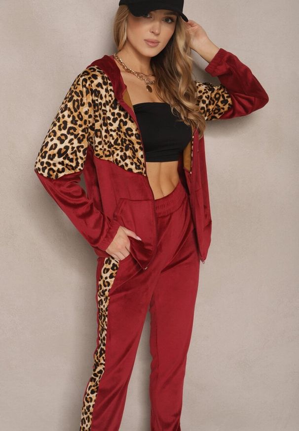 Renee - Bordowy Komplet Dresowy z Weluru z Panterką Bluza i Spodnie Koriviella. Kolor: czerwony. Materiał: dresówka, welur. Wzór: motyw zwierzęcy