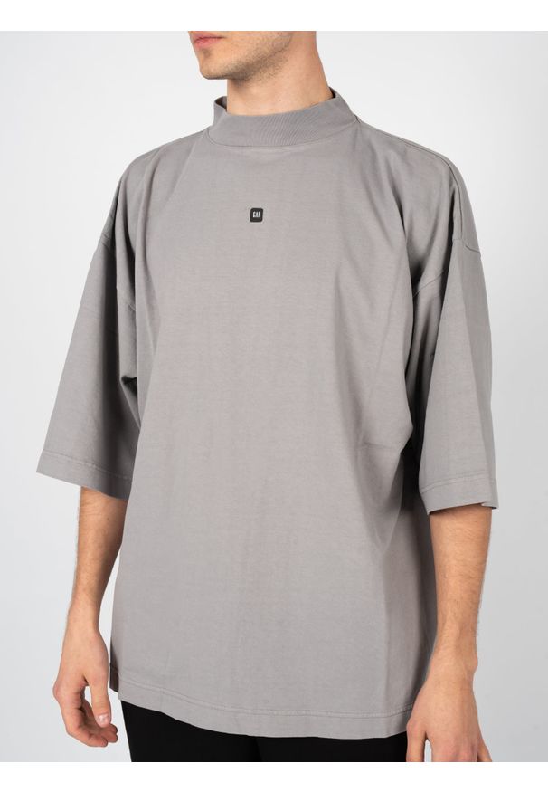 Yeezy Gap Engineered by Balenciaga - Yeezy Gap Engineered By Balenciaga T-Shirt "Logo" | 719614 TMVQ2 | Mężczyzna | Szary. Kolor: szary. Materiał: bawełna. Wzór: nadruk