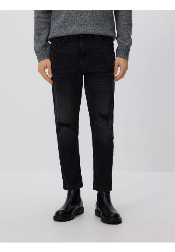 Reserved - Jeansy carrot slim z przetarciami - czarny. Kolor: czarny