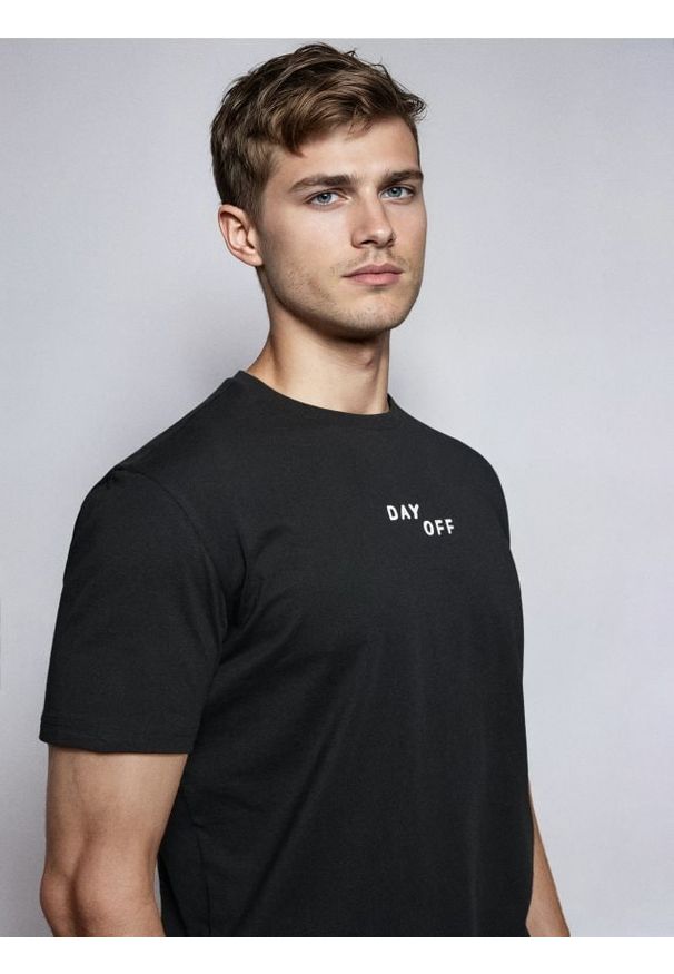 Sinsay - Bawełniana koszulka z napisem - czarny. Kolor: czarny. Materiał: bawełna. Wzór: napisy