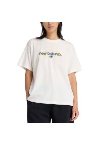 Koszulka damska New Balance WT61Z7OQSST - beżowa. Kolor: beżowy. Materiał: satyna, bawełna. Długość rękawa: krótki rękaw. Długość: krótkie. Wzór: napisy, haft #1