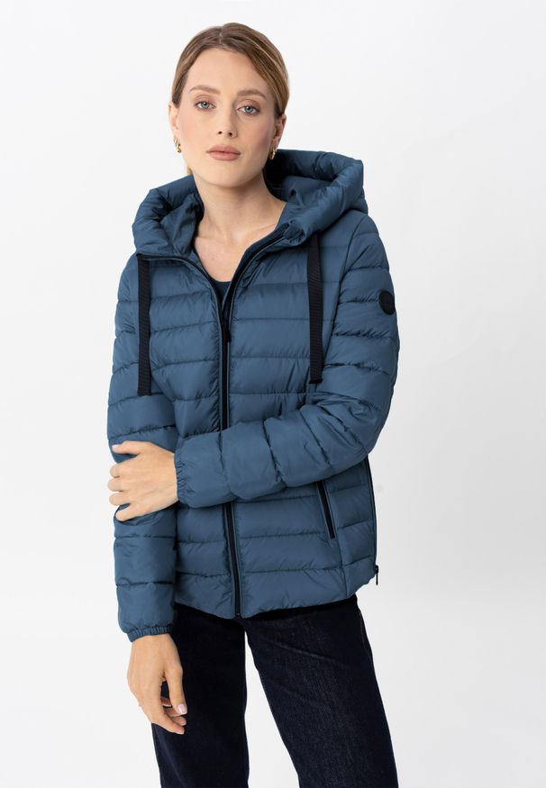 Volcano - Pikowana kurtka J-NORDIC. Kolor: niebieski. Materiał: poliester, materiał, włókno, syntetyk, puch. Wzór: napisy. Sezon: zima. Styl: sportowy