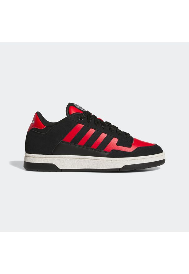 Adidas - Sneakersy męskie ADIDAS Rapid Court Low. Kolor: czerwony, wielokolorowy, czarny. Materiał: guma, zamsz, kauczuk, materiał, syntetyk. Szerokość cholewki: normalna. Sport: koszykówka