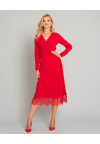 SELF PORTRAIT - Czerwona sukienka z koronką. Okazja: na wesele, na ślub cywilny, na imprezę. Kolor: czerwony. Materiał: koronka. Wzór: koronka. Typ sukienki: dopasowane. Styl: elegancki. Długość: maxi