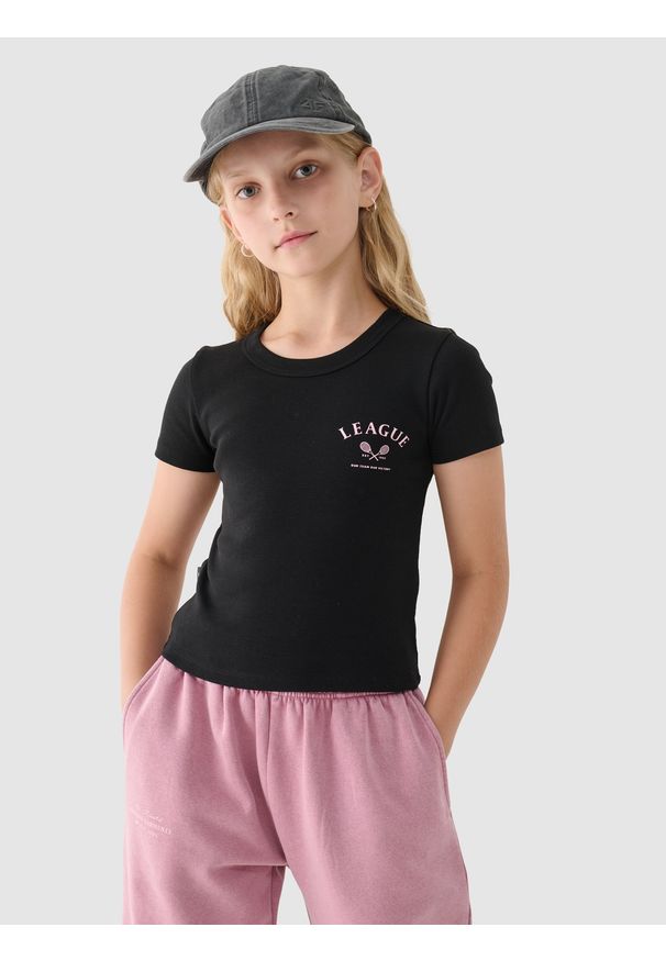 4f - 4F T-shirt cropped z nadrukiem dziewczęcy - czarny 146 (10-11 lat). Okazja: na co dzień. Kolor: czarny. Materiał: bawełna, dzianina, materiał. Długość rękawa: krótki rękaw. Długość: krótkie. Wzór: nadruk. Sezon: lato. Styl: sportowy, casual