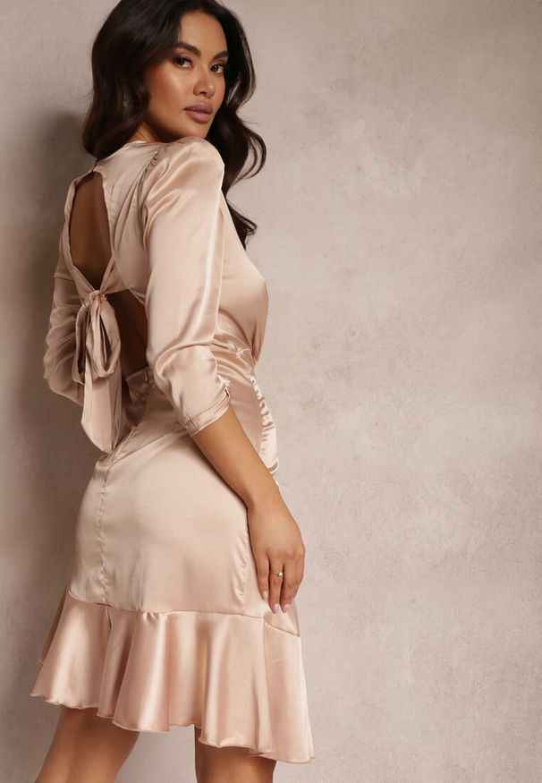 Renee - Beżowa Sukienka Periphae. Kolor: beżowy. Materiał: satyna. Wzór: aplikacja. Typ sukienki: asymetryczne. Styl: elegancki, klasyczny. Długość: mini
