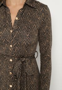 Born2be - Brązowa Rozkloszowana Sukienka Koszulowa z Wiązanym Paskiem Cheresin. Kolor: brązowy. Materiał: materiał. Typ sukienki: koszulowe. Długość: midi #3