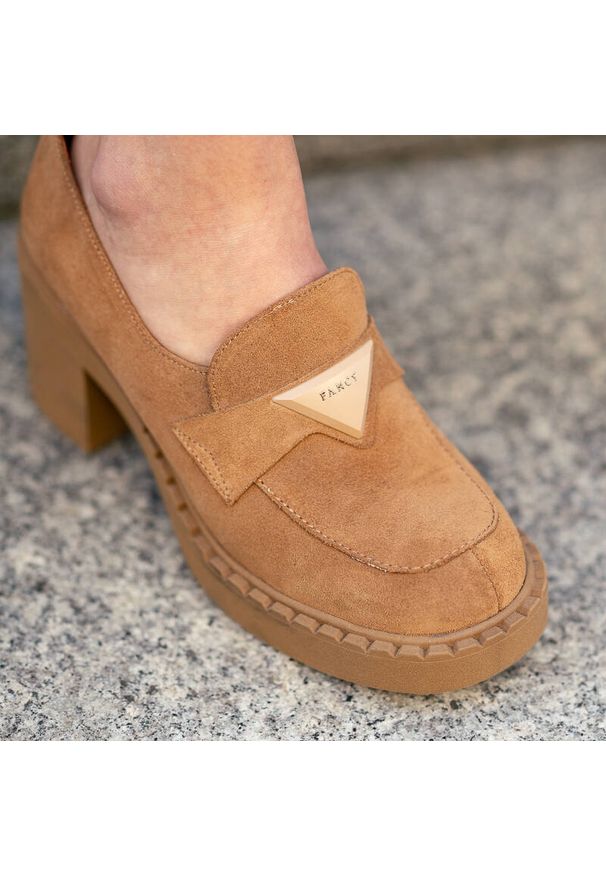 Beżowe Półbuty Lamanti Skórzane Eleganckie Buty Na Obcasie. Okazja: na co dzień. Zapięcie: bez zapięcia. Kolor: beżowy. Materiał: skóra. Szerokość cholewki: normalna. Obcas: na obcasie. Styl: elegancki. Wysokość obcasa: średni