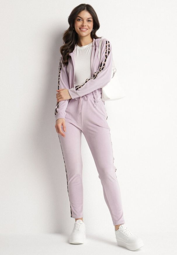 Born2be - Jasnofioletowy Welurowy Komplet Dresowy z Lampasem w Panterkę Spodnie i Bluza Elliorielle. Kolor: fioletowy. Materiał: dresówka, welur. Wzór: motyw zwierzęcy
