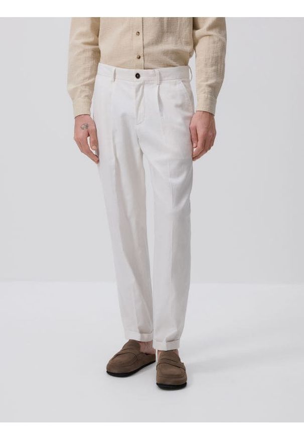 Reserved - Spodnie chino slim z lnem - biały. Kolor: biały. Materiał: len