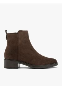 Ryłko - Ciemnobrązowe botki ze skóry welurowej. Okazja: na co dzień. Nosek buta: okrągły. Zapięcie: zamek. Kolor: brązowy. Szerokość cholewki: normalna. Wysokość cholewki: za kostkę. Materiał: skóra, welur. Sezon: zima, jesień. Obcas: na słupku. Styl: casual, street, klasyczny, elegancki #1
